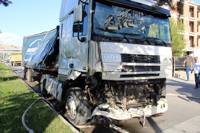 Freni boşalan TIR 6 aracı biçti, ortalık savaş alanına döndü; kaza kamerada -2