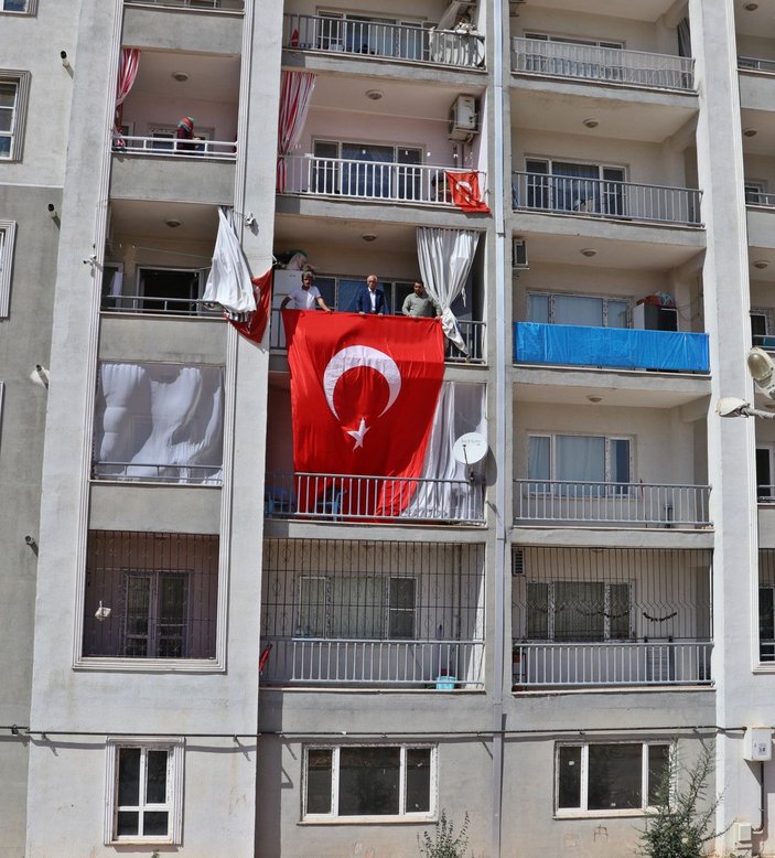 Evlat nöbetindeki ailelerden Gara şehidinin babasına Türk bayraklı ziyaret -10