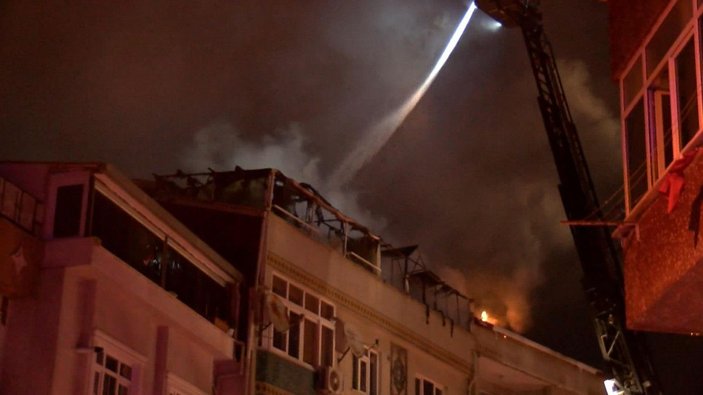 Eyüpsultan'da 5 katlı binanın çatısı alev alev yandı  -4
