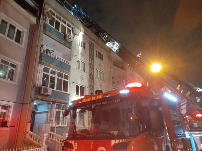 Eyüpsultan'da 5 katlı binanın çatısı alev alev yandı  -5