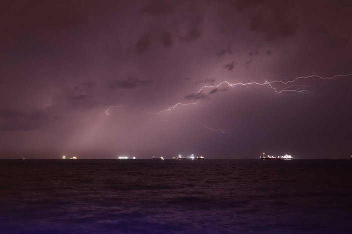 İskenderun’da şimşekler görsel şölen oluşturdu -4