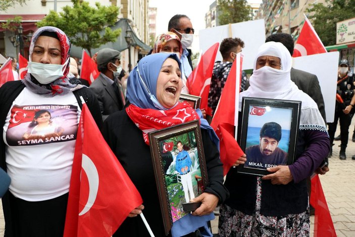 Van'da HDP önündeki anne: Evladımı nasıl kandırdıklarının hesabını versinler -1