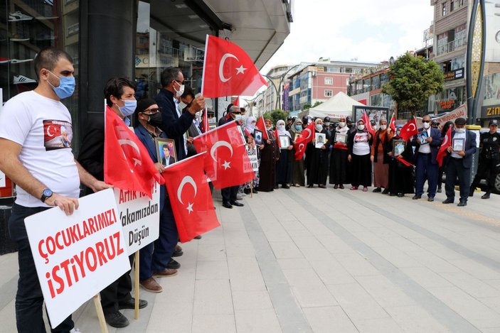 Van'da HDP önündeki anne: Evladımı nasıl kandırdıklarının hesabını versinler -5
