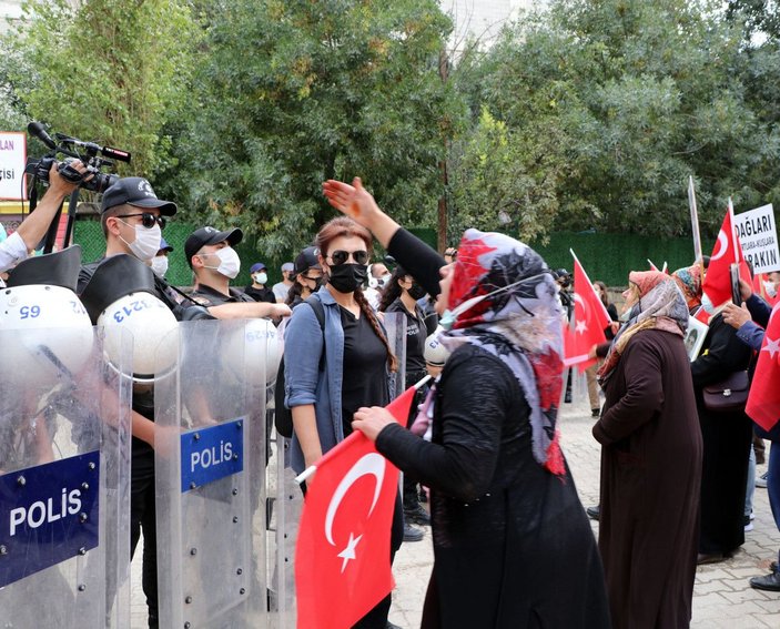 Van'da HDP önündeki anne: Evladımı nasıl kandırdıklarının hesabını versinler -6