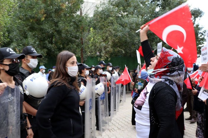 Van'da HDP önündeki anne: Evladımı nasıl kandırdıklarının hesabını versinler -3