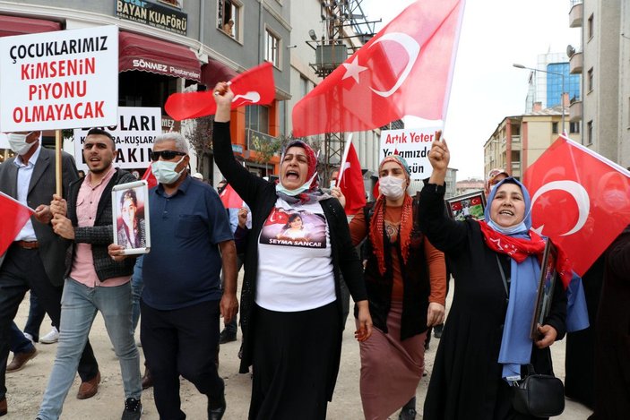 Van'da HDP önündeki anne: Evladımı nasıl kandırdıklarının hesabını versinler -7