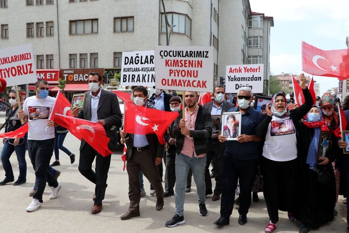 Van'da HDP önündeki anne: Evladımı nasıl kandırdıklarının hesabını versinler -4