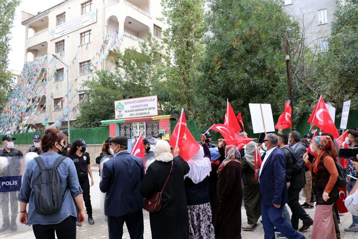 Van'da HDP önündeki anne: Evladımı nasıl kandırdıklarının hesabını versinler -8