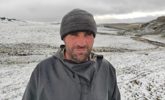 Kars'ın yükseklerine kar yağdı, çobanlar zor durumda kaldı -4
