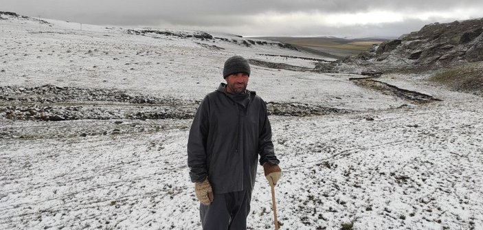 Kars'ın yükseklerine kar yağdı, çobanlar zor durumda kaldı -2
