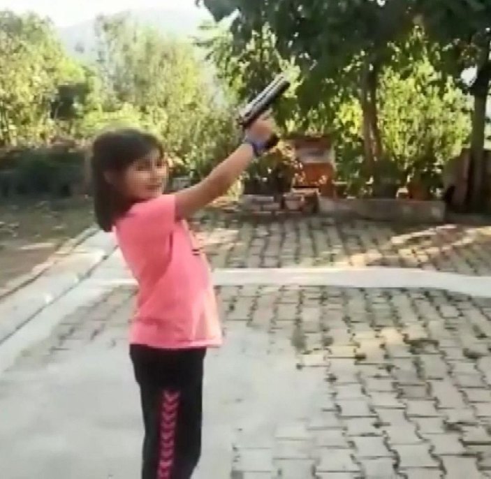 Küçük kıza zorla ateş ettirdi, vurulma tehlikesi atlattı -3