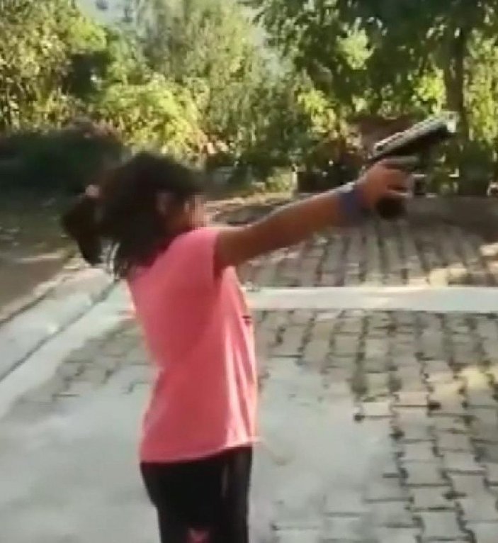 Küçük kıza zorla ateş ettirdi, vurulma tehlikesi atlattı -1