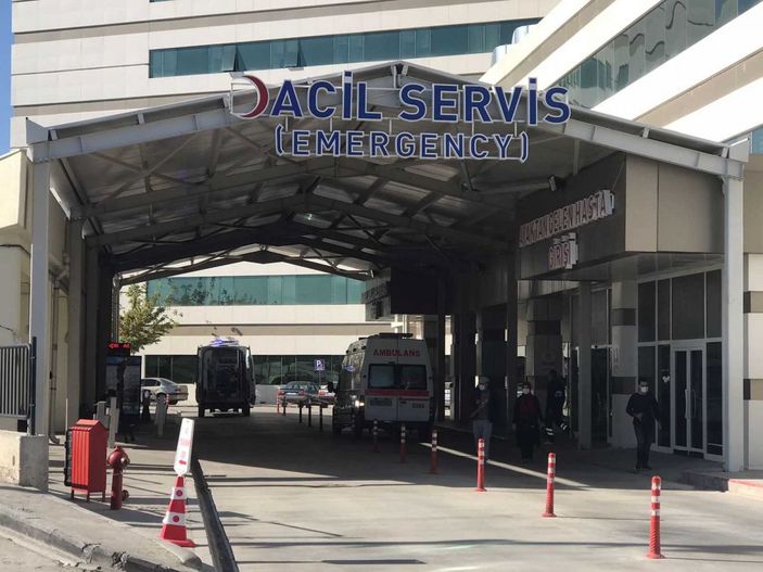 Karaman’da elma işçilerini taşıyan minibüs devrildi: 1 ölü, 20 yaralı -2