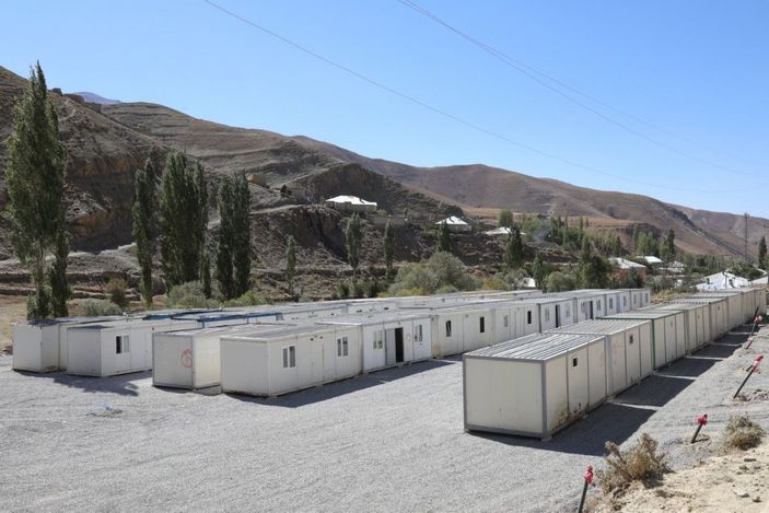 Van'da, selin vurduğu mahalleye konteynerler kuruldu -1