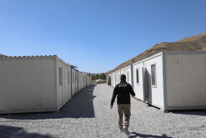 Van'da, selin vurduğu mahalleye konteynerler kuruldu -4