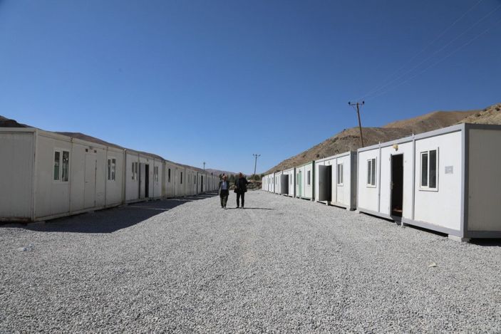 Van'da, selin vurduğu mahalleye konteynerler kuruldu -10