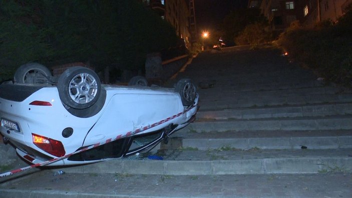 Ümraniye'de sürücüsünün navigasyona uyarak merdivenli sokağa girdiği otomobil takla attı -5