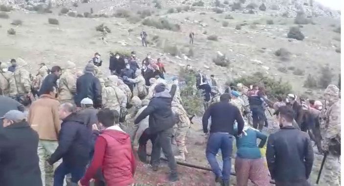 Köyde su tartışması arbedesi; jandarma gazla müdahale etti, 4 kişi hastanelik oldu -8