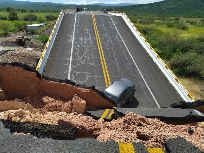 Meksika’da otoyol köprüsü çöktü: 1 ölü, 4 yaralı -2