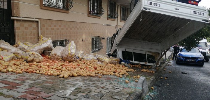 Bağcılar'da patates-soğan yüklü kamyonet devrildi; kasadaki satıcı ölümden döndü -5