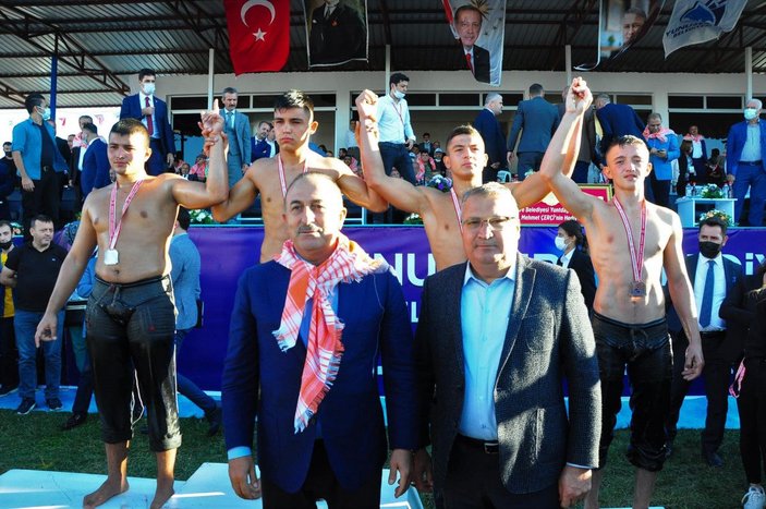 Bakan Çavuşoğlu, Manisa'da yağlı güreş programına katıldı -1