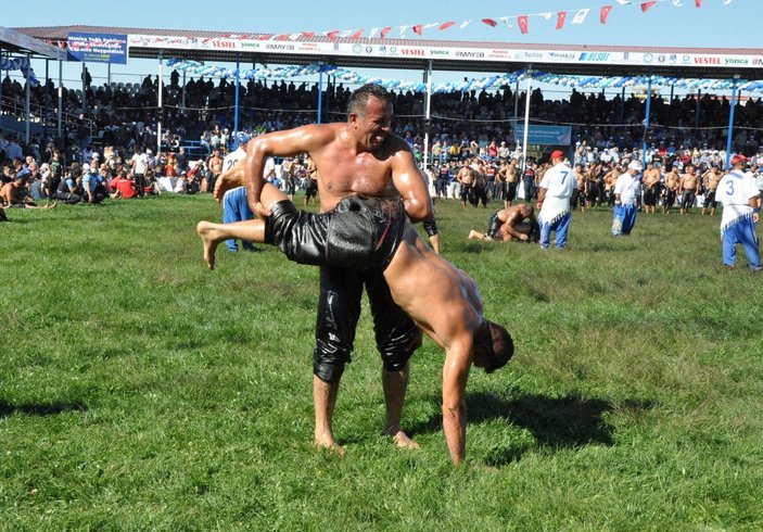 Bakan Çavuşoğlu, Manisa'da yağlı güreş programına katıldı -6