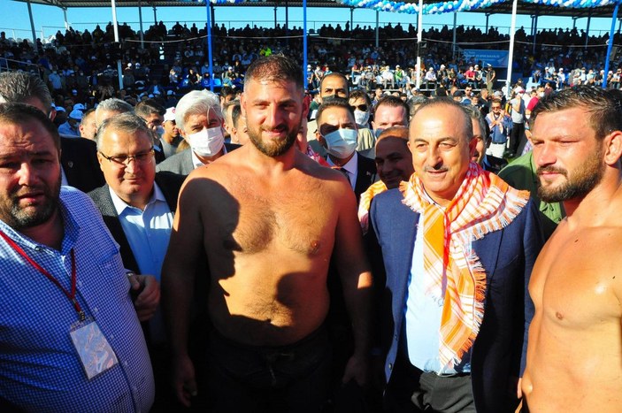 Bakan Çavuşoğlu, Manisa'da yağlı güreş programına katıldı -4