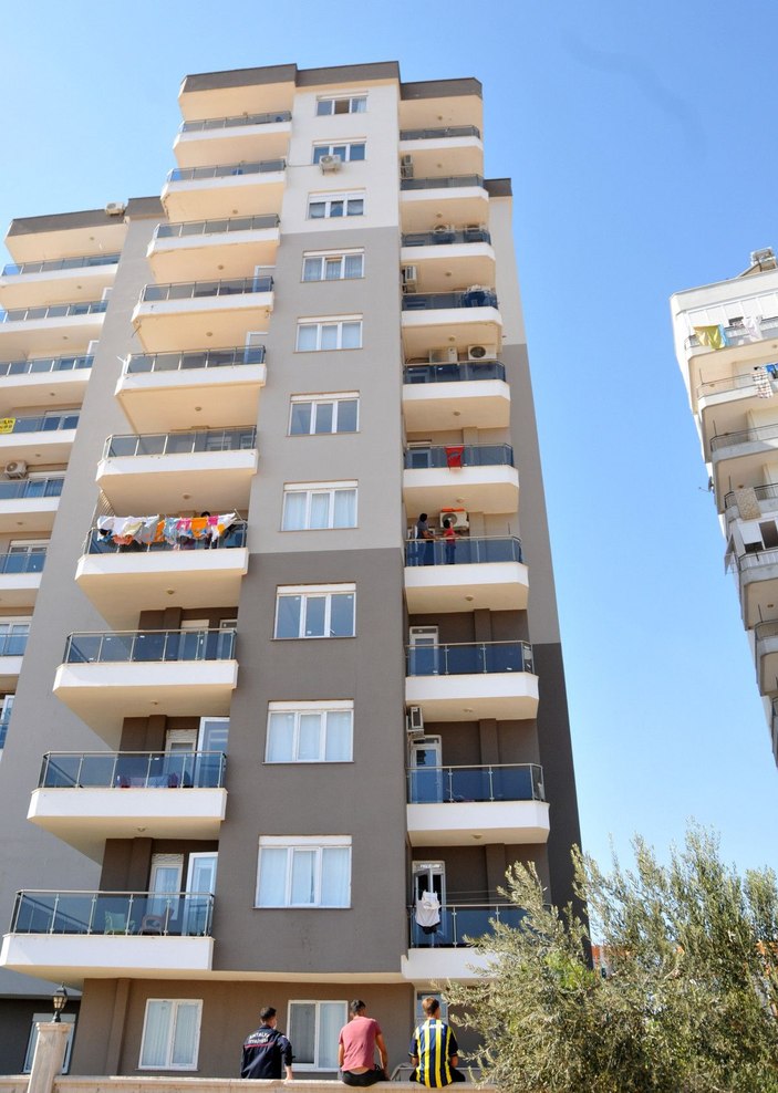 Balkondaki ay ve yıldızı kesilmiş bayrağı itfaiye indirdi -3