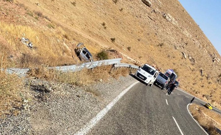 Batman'da otomobil şarampole yuvarlandı: 4 yaralı -5
