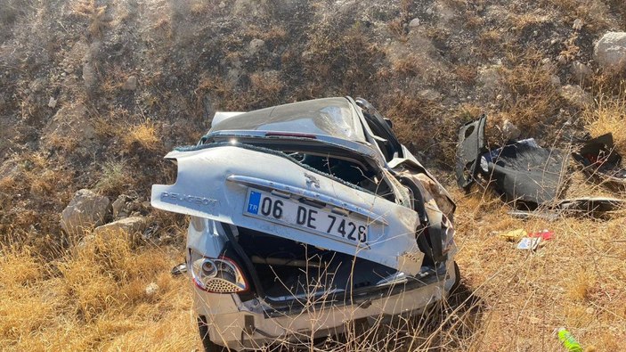 Batman'da otomobil şarampole yuvarlandı: 4 yaralı -1