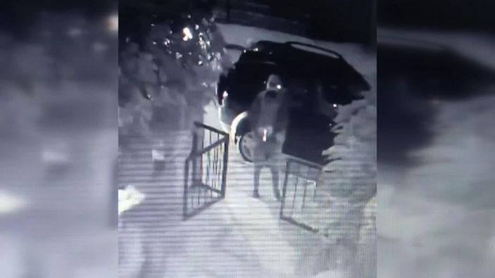 Hırsızlar kendilerini durdurmak isteyen genç kıza silah doğrulttu; o anlar kamerada -9