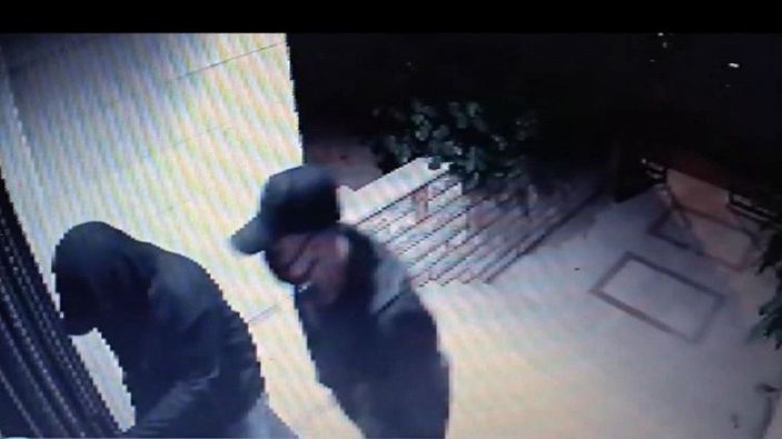 d Hırsızlar kendilerini durdurmak isteyen genç kıza silah doğrulttu; o anlar kamerada -1