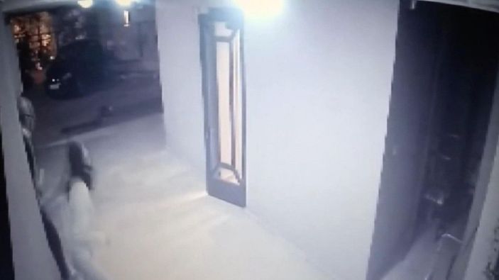 Hırsızlar kendilerini durdurmak isteyen genç kıza silah doğrulttu; o anlar kamerada -5