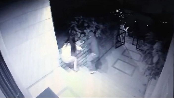 Hırsızlar kendilerini durdurmak isteyen genç kıza silah doğrulttu; o anlar kamerada -7