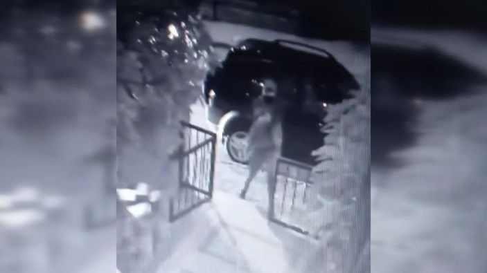 d Hırsızlar kendilerini durdurmak isteyen genç kıza silah doğrulttu; o anlar kamerada -10