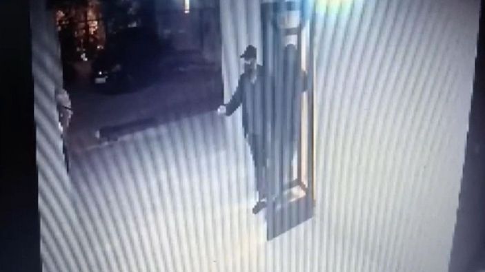 d Hırsızlar kendilerini durdurmak isteyen genç kıza silah doğrulttu; o anlar kamerada -4