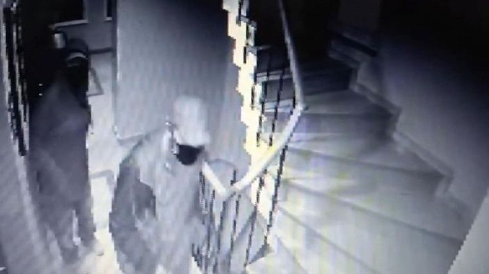 d Hırsızlar kendilerini durdurmak isteyen genç kıza silah doğrulttu; o anlar kamerada -3