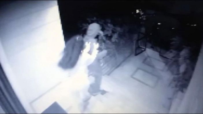 Hırsızlar kendilerini durdurmak isteyen genç kıza silah doğrulttu; o anlar kamerada -6