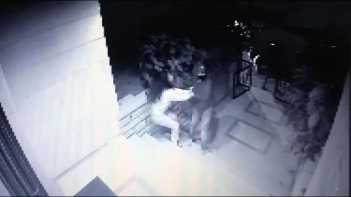 Hırsızlar kendilerini durdurmak isteyen genç kıza silah doğrulttu; o anlar kamerada -8