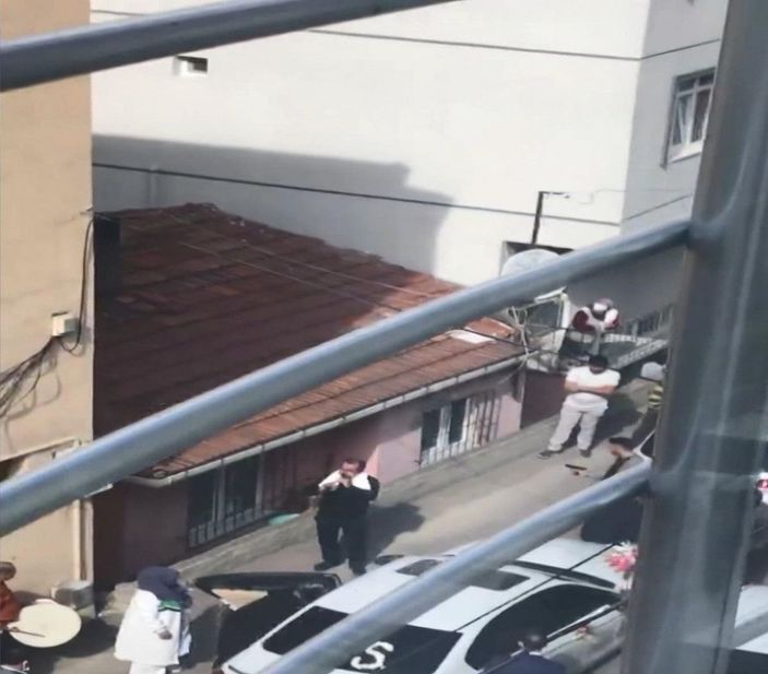 Pendik'te gelin alma kalabalığının içinde havaya 20 el ateş etti -1