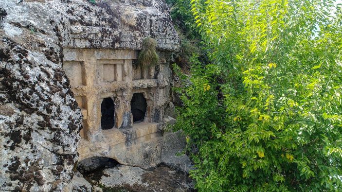 2 bin 500 yıllık mezarı define uğruna patlattılar -6