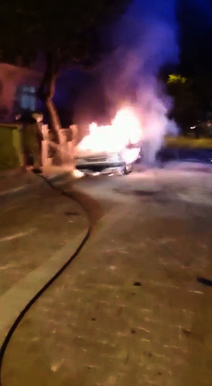 Avcılar'da otomobil alev alev yandı -2