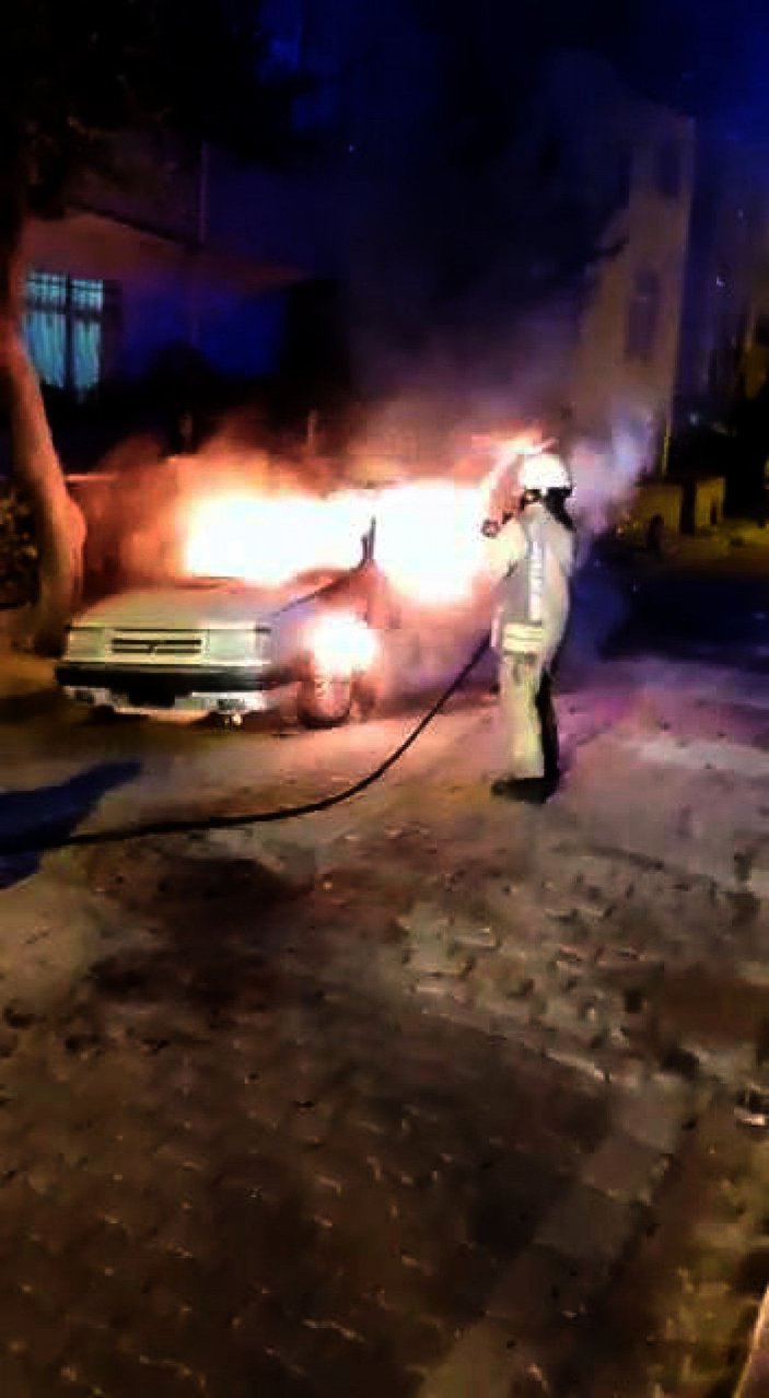 Avcılar'da otomobil alev alev yandı -3