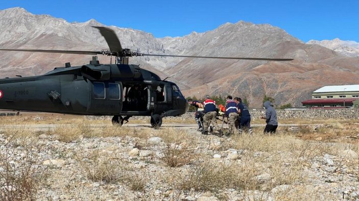Ayı saldırısında yaralanan çobana askeri helikopterle sevk -1