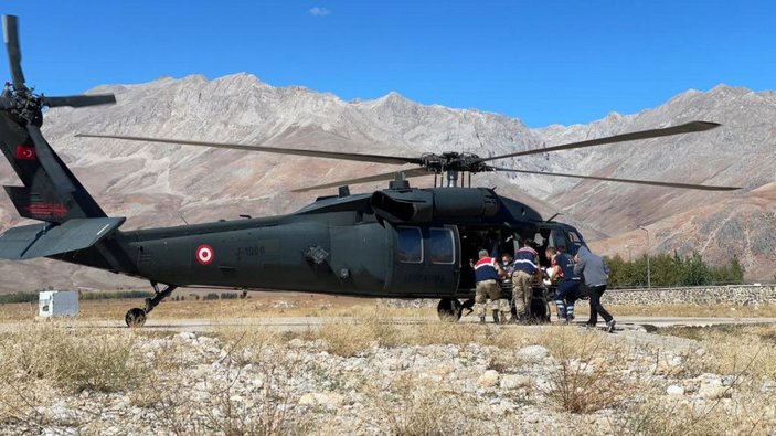 Ayı saldırısında yaralanan çobana askeri helikopterle sevk -3