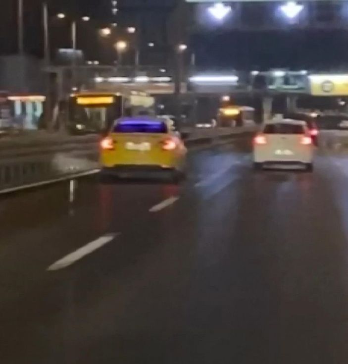 D-100'de taksinin tehlikeli yolculuğu kamerada -2