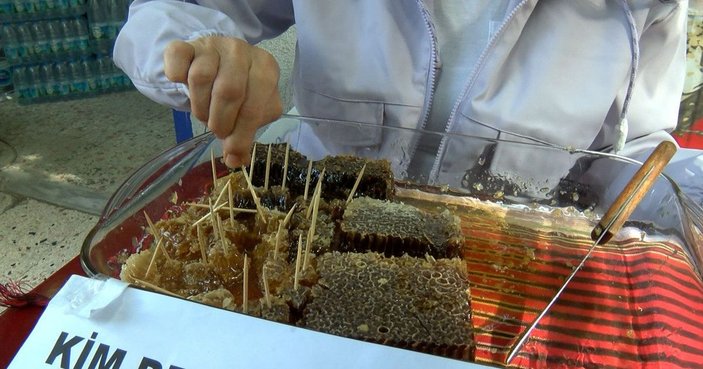 Kadıköy'de 4 ay önce kurulan arı kovanında yetişen ballar mahalle sakinleriyle buluştu -3