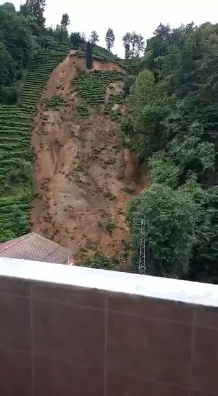 Rize'de heyelan; çay bahçesinde toprağın kayma anı kamerada -2