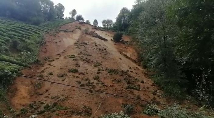 Rize'de heyelan; çay bahçesinde toprağın kayma anı kamerada -5