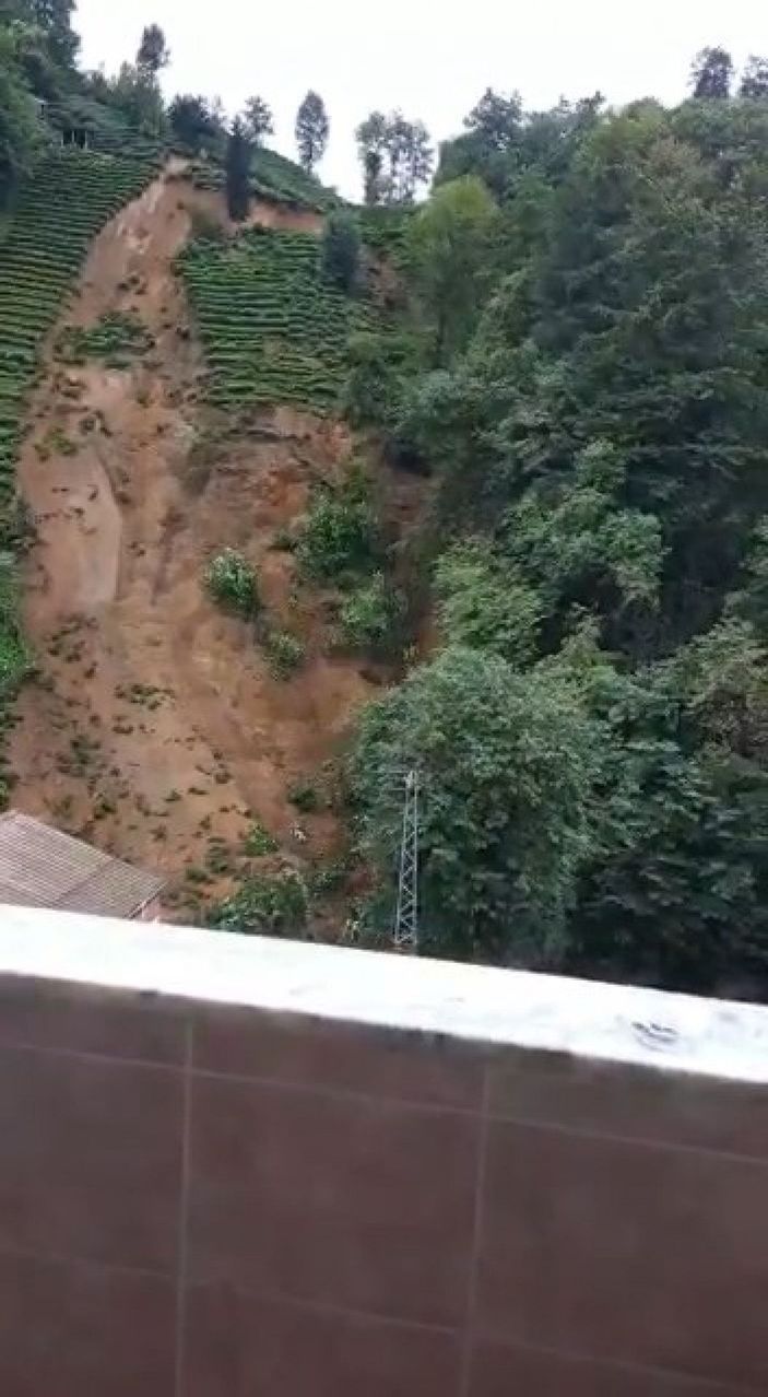 Rize'de heyelan; çay bahçesinde toprağın kayma anı kamerada -1